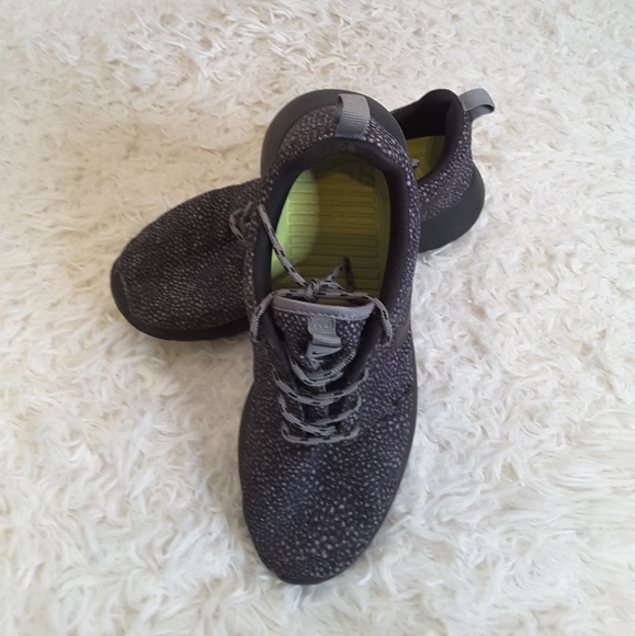 Nike Rosherun print black grey athletic shoe